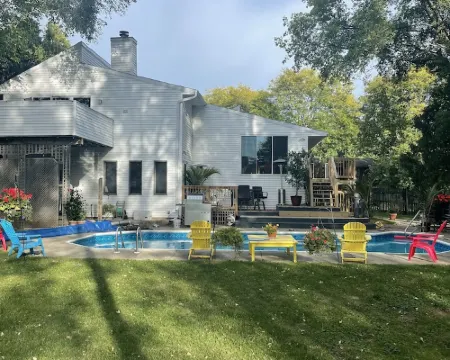 Contemporary home in quiet neighborhood with pool & great back yard close to all ミドルトンのホテル