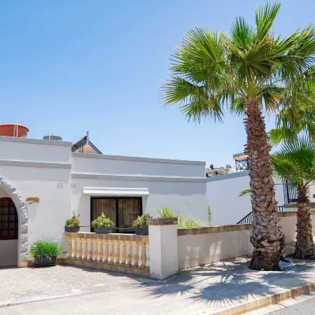 Villa Hibiscus 3 Bedroom Villa with Private Pool Отели рядом с достопримечательностью «Пляж Голден-Бэй»