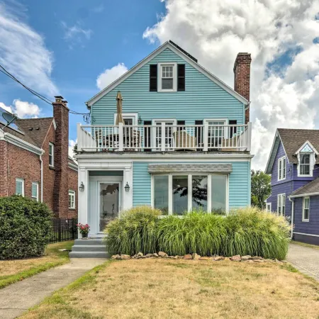 Walkable New Haven Retreat w/ Ocean Views!