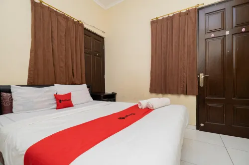 RedDoorz at Graha 99 Simomulyo Hotels in Sukomanunggal