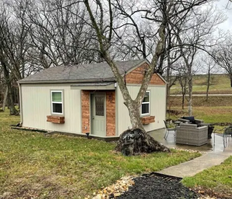 Lake Bungalo Hotels in Bourbon County