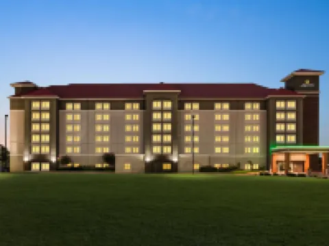 La Quinta Inn & Suites by Wyndham Arlington North 6 Flags Dr Hotels in Arlington