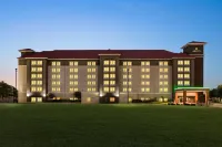 La Quinta Inn & Suites by Wyndham Arlington North 6 Flags Dr Hotels in Arlington