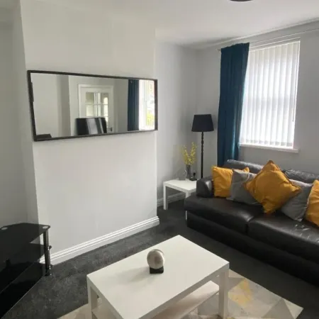 Weldon House - Sleeps 6 - Pet Friendly - Parking