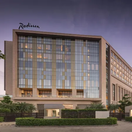 Radisson Hotel Delhi MG Road Отели рядом с достопримечательностью «Храм Чаттарпур»