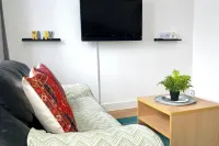 Apartment - Sleeps 2 - Parking - Station Close