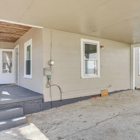 Close to Shops, Eats & Hospital: Roxboro Retreat