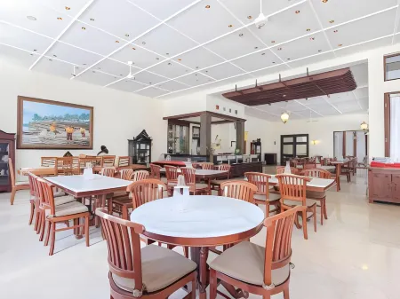 Colonial Hotel Makassar Отели в г. Tamalate