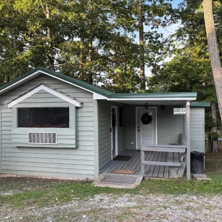 Whispering Pines - a Charming 2-bedroom cabin with WiFi, AC in serene Pipestem