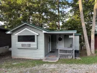 Whispering Pines - a Charming 2-bedroom cabin with WiFi, AC in serene Pipestem - 3-Star