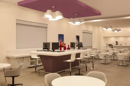 Fiesta Inn Express Monterrey Centro Отели рядом с достопримечательностью «Mexican History Museum»