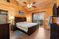 Teals Treasure Secluded Lakeside Cabin for 8!