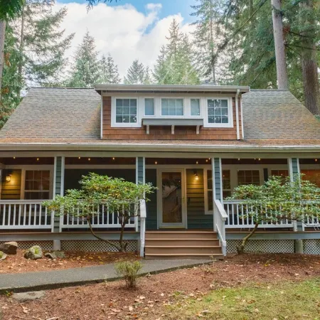 Charming cozy cottage in beautiful surroundings minutes from outdoor adventures.
