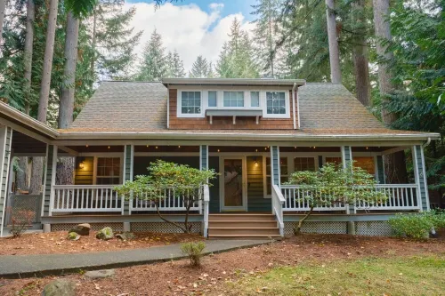 Charming cozy cottage in beautiful surroundings minutes from outdoor adventures.