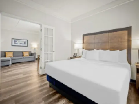 La Quinta Inn & Suites by Wyndham Miami Airport West ドラールのホテル