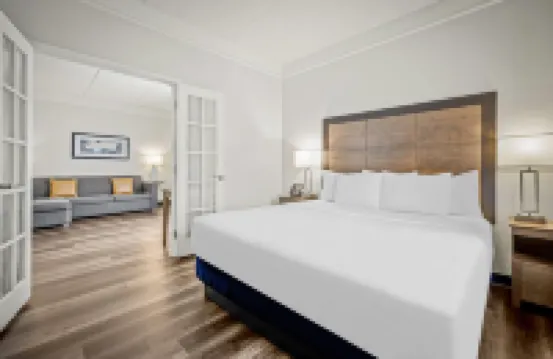 La Quinta Inn & Suites by Wyndham Miami Airport West
