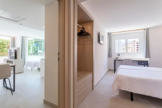 Halley Hotel & Apartments Affiliated by Meliá Отели рядом со станцией Железнодорожная станция Бенидорм