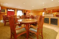 Norfolk Lodge & Suites, Ascend Hotel Collection - breakfast