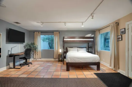 Sleeps 18! Game Room, Deck w/ Firepit, 5Bdr, Casita Cedar & Stone by Avantstay