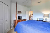 Resort-Style Condo w/ Pool: 6 Mi to Magic Kingdom - Spa