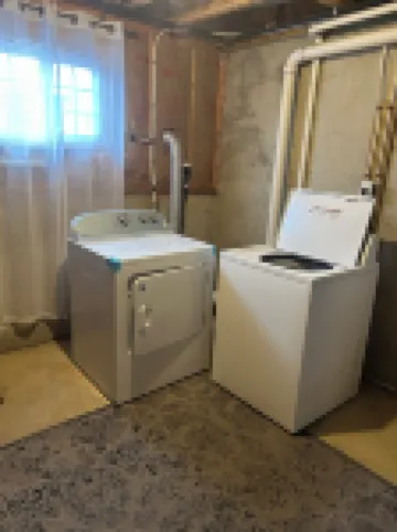 Spacious and luxurious 3 bed/1.5 bath townhome with free parking, sleeps 6 Hotels in Middletown