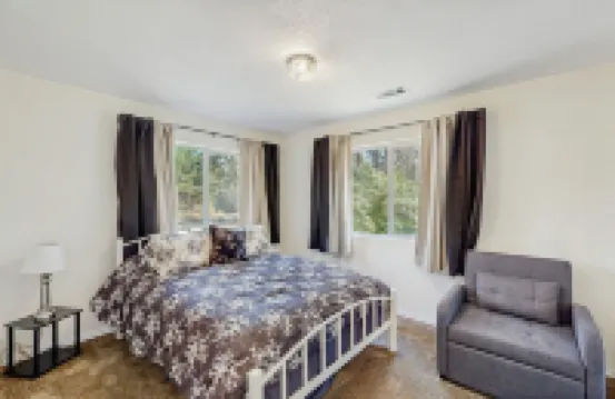 3BR House w/ Lake Views, Full Kitchen, A/C & Wifi