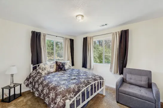 3BR House w/ Lake Views, Full Kitchen, A/C & Wifi