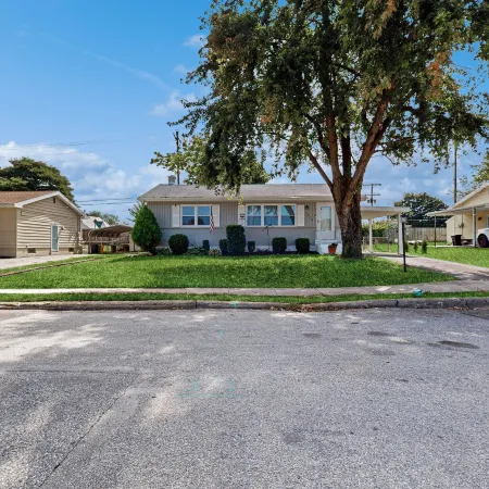 Work & Play! Home 1 Mi to Dtwn & Central Market