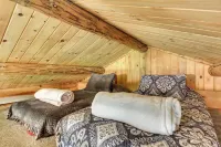 Cozy Farm Cabin - 9 Mi to Trout Creek! - 3-Star