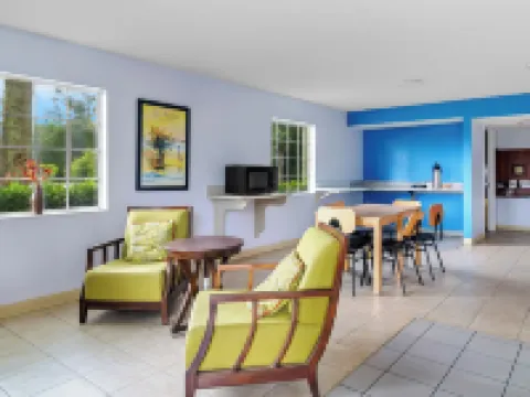 ホームステイ イン & スイーツ マックレニーのホテル