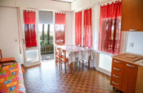 Spacious first-floor flat near the beach