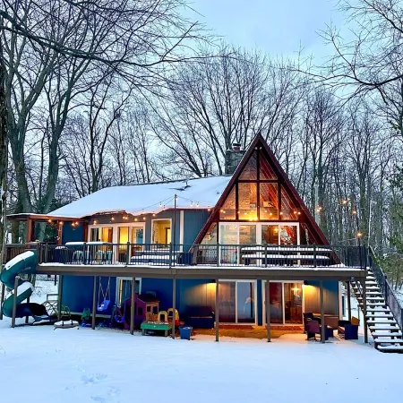 Spacious 5-bedroom A-Frame in South Haven with view of Lake Michigan Отели в г. Каско Тауншип