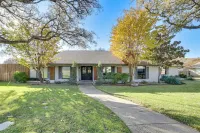 2 Mi to Galleria Dallas: Group Retreat w/ Yard!