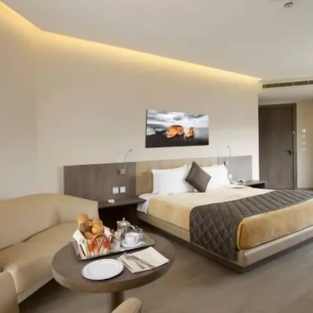 Promenade Hotel