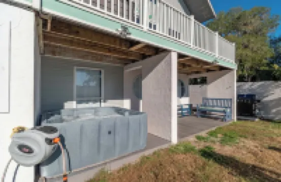 Wake up to river views:dreamy 4 bedrooms escape by the city beach in Dunnellon.