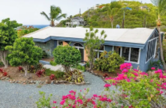 Private Pool overlooking ocean, large deck on Estate Property.  Great Privacy. فنادق في 