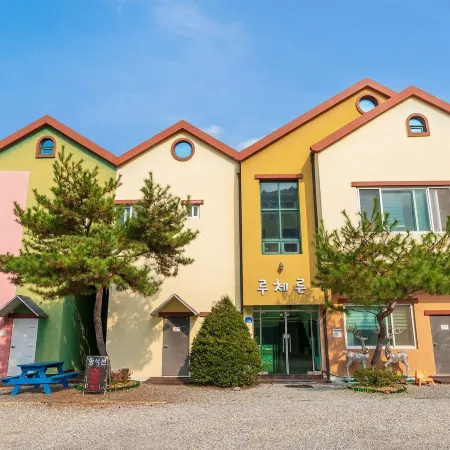 Gapyeong Lucerne Kids Spa Pension Отели рядом с достопримечательностью «Храм Тэвонса»