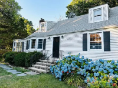 Family Cottage with 4 King Beds