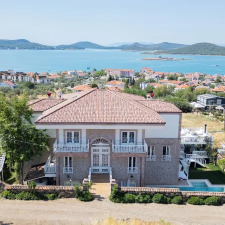 Cunda Pur Beyaz Hotel