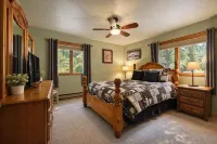 Bear Paw 2 Bedroom Home by NW Comfy Cabins by RedAwning