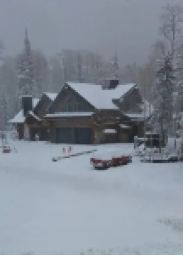 Custom Newly Discounted Condo. Minutes from Ski Slopes, Restaurant & Shopping.