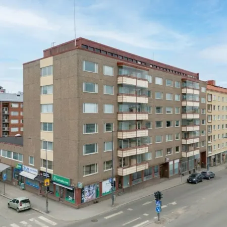 1Br Apt and Balcony Next to Railway Station