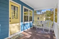 Cozy 1BR Cottage with Firepit Close to Downtown - balcony