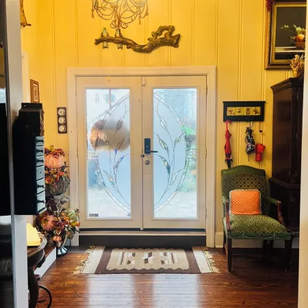 Secluded Cozy Cottage in Historic Downtown