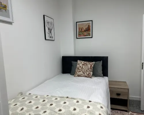 Modern 3‑Bedroom Home in Bury — Premium Mattresses • Blackout Blinds • Ensuite M Hotels in Bury