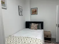 Modern 3‑Bedroom Home in Bury — Premium Mattresses • Blackout Blinds • Ensuite M - 3성급