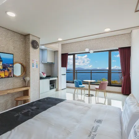 Buan Happy Tree Family Hotel Отели рядом с достопримечательностью «Аквапарк Byeonsan Aqua World»