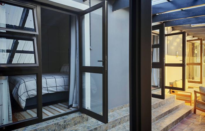 Queen Comfort Courtyard Room with Private Bathroom