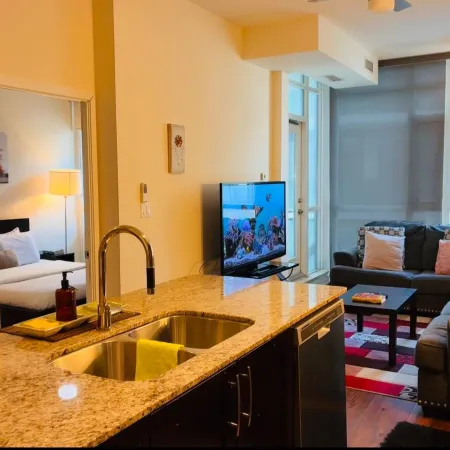 Stylish Cozy 1Bedroom Condo in Square one centre