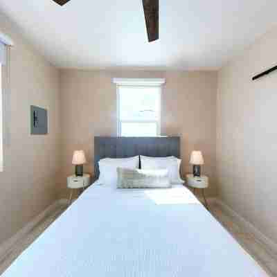 Modern Stay, Full Kitchen, 1 Block from the Beach. Rooms